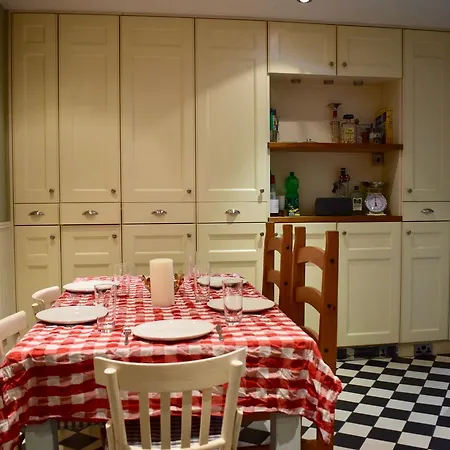 Apartment 3 Bedroom House Near Portobello