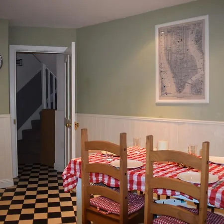 Apartment 3 Bedroom House Near Portobello