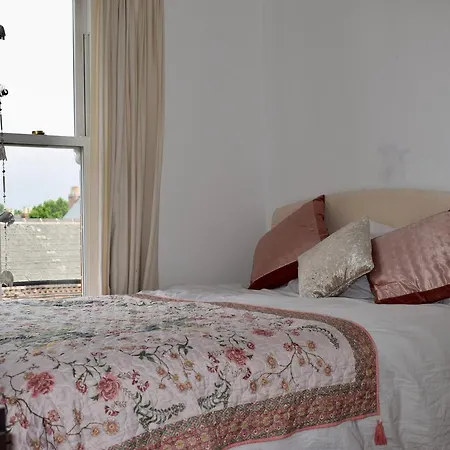 3 Bedroom House Near Portobello *