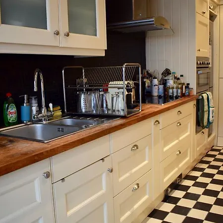 3 Bedroom House Near Portobello *