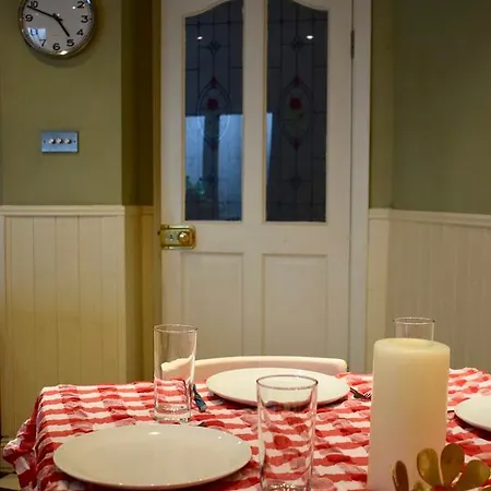 3 Bedroom House Near Portobello Apartment
