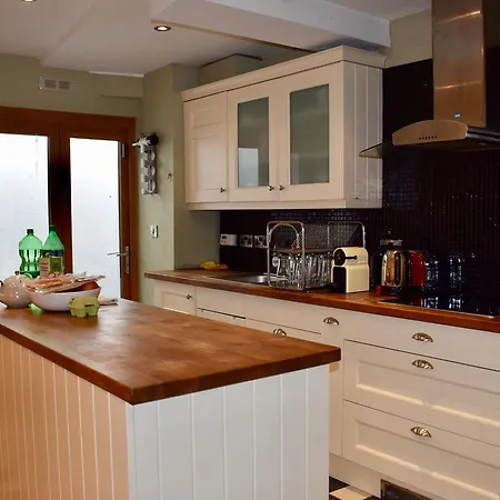 3 Bedroom House Near Portobello Apartment